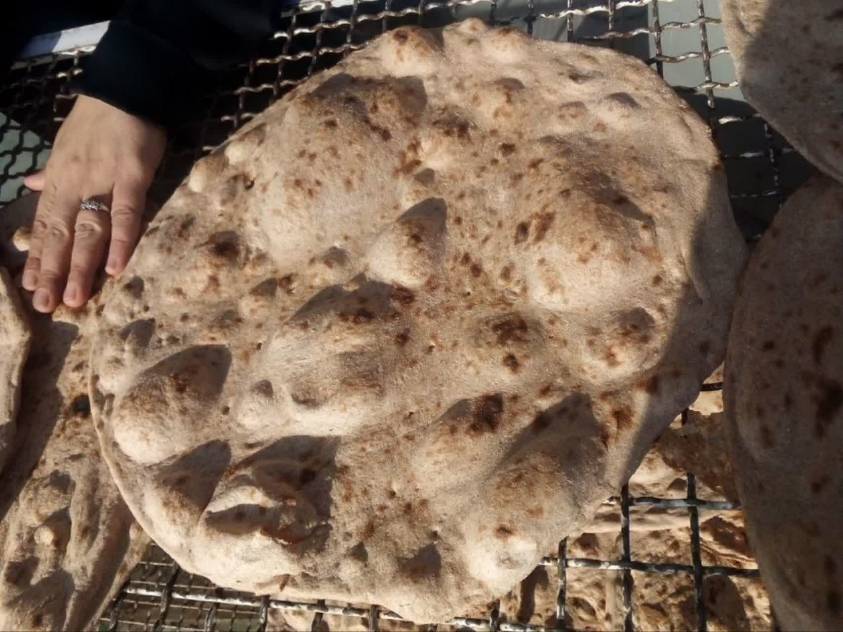 نان باآردگندم محلی وتنورگلی ۵ عدد